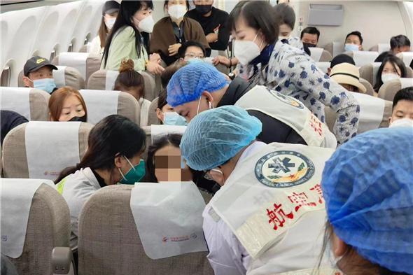 万米高空！东航MU9759航班紧急备降长沙救助患病旅客 