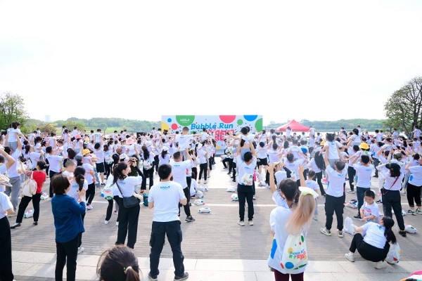  春日好时光！月亮湾山庄第一幼儿园“Bubble Run 亲子爱跑日”欢乐开跑