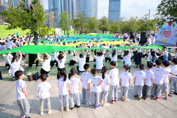  春日好时光！月亮湾山庄第一幼儿园“Bubble Run 亲子爱跑日”欢乐开跑