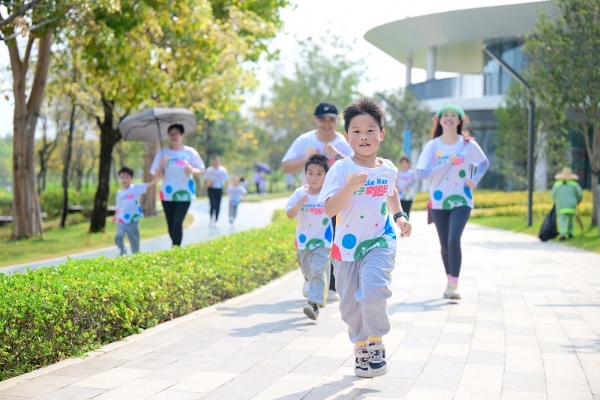  春日好时光！月亮湾山庄第一幼儿园“Bubble Run 亲子爱跑日”欢乐开跑