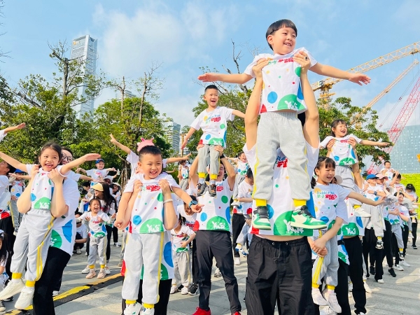  春日好时光！月亮湾山庄第一幼儿园“Bubble Run 亲子爱跑日”欢乐开跑