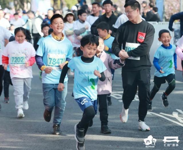 总有一朵桃花为你盛开!2023阳山半程马拉松鸣枪起跑!