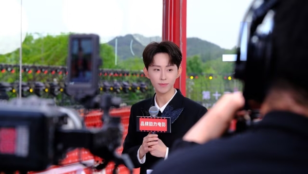 Yuanwang Technology co-hosted the 13th Beijing Film Festival public welfare live broadcast Yu Dagongzi became the only e-commerce anchor invited to live broadcast