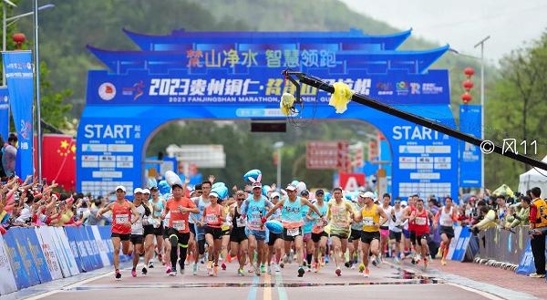 2023贵州铜仁·梵净山马拉松雨中开跑，永不放弃便有无限可能！