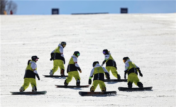  “超技炫”轰动滑雪界 开启滑雪技术标杆中国元年