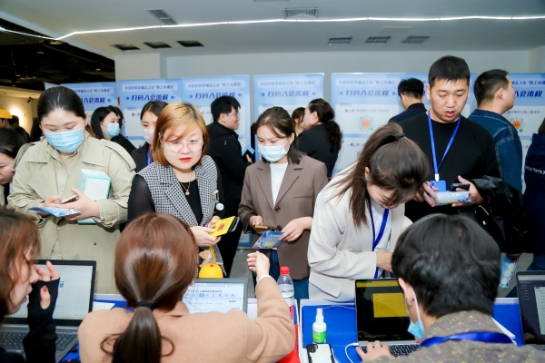 吸引众多年轻人前来“打卡” 在中关村壹号“潮玩”青年文创市集