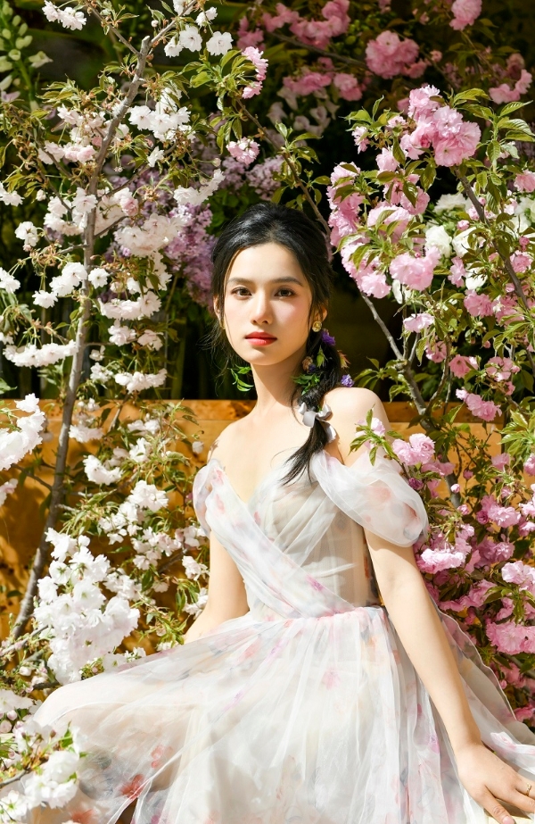   Spring Fragrance | Zhang Jingyi's flower fairy appearance appeared in the new store of The Beast in Sanlitun