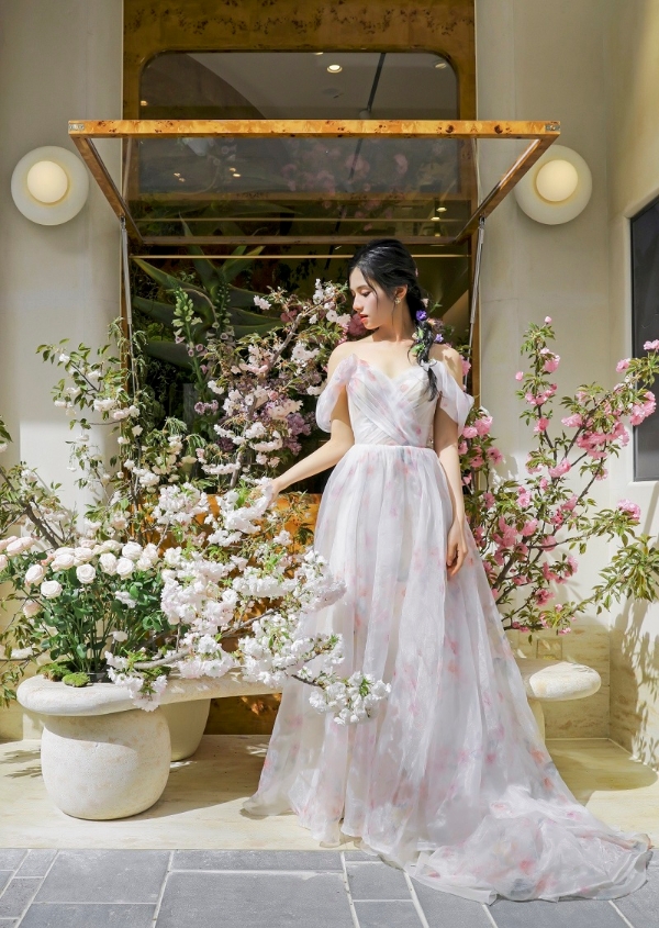   Spring Fragrance | Zhang Jingyi's flower fairy appearance appeared in the new store of The Beast in Sanlitun