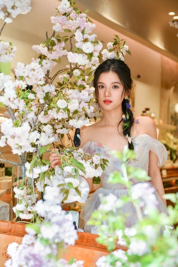   Spring Fragrance | Zhang Jingyi's flower fairy appearance appeared in the new store of The Beast in Sanlitun