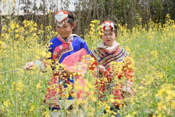 在越剧小镇踢蹴鞠、踩气球、唱戏曲 谁是《追风吧宝贝》的小小综艺王