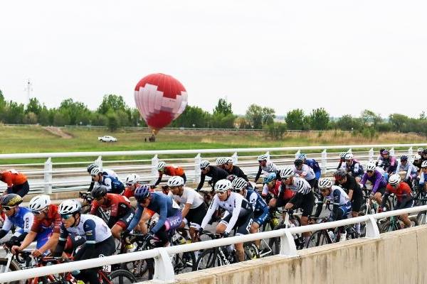 2023中国公路自行车公开赛暨“大美天津”自行车生态巡回赛天津·七里海首站鸣笛开赛 