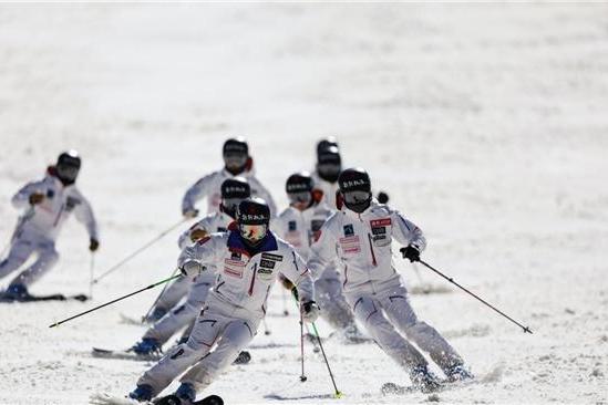  “超技炫”轰动滑雪界 开启滑雪技术标杆中国元年