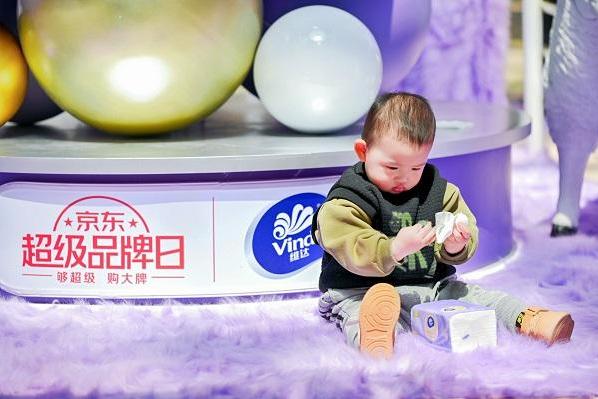 维达京东超级品牌日,闹市造“羊绒感柔乐园”,沉浸式柔软体验为新品赋能