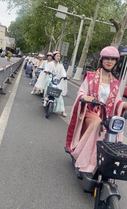 盘点淄博人民有多热情，外地食客吃烧烤排不上队，暖心小哥自制改装烧烤车现场免费投喂