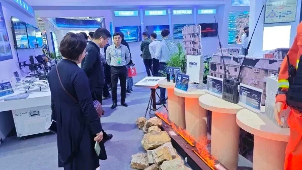  海能达在数字中国成果展览会展示应急通信强大实力