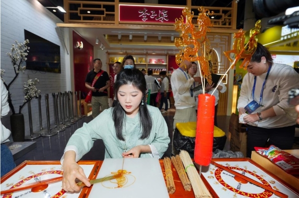 李子柒螺蛳粉亮相第108届糖酒会 现场互动展现中国传统美食魅力