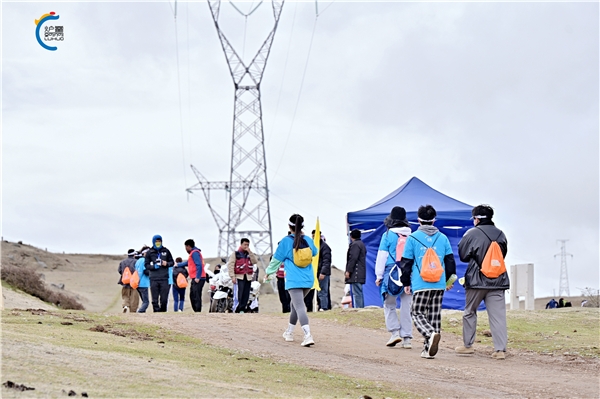  纪念“长征五一运动会” 炉霍县全民健身活动 壹占红炉山地跑完美收官