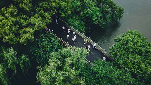  一城诗画，一路风景 2023首届杭州女子半程马拉松绚丽开赛