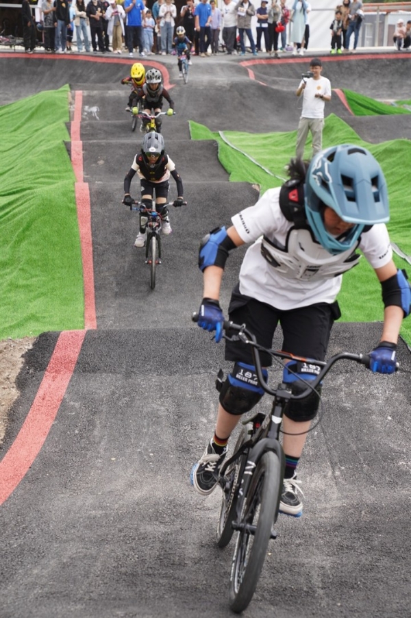再创儿童专业骑行竞技新赛道 优贝皇冠酷乐泵道乐园燃酷开业