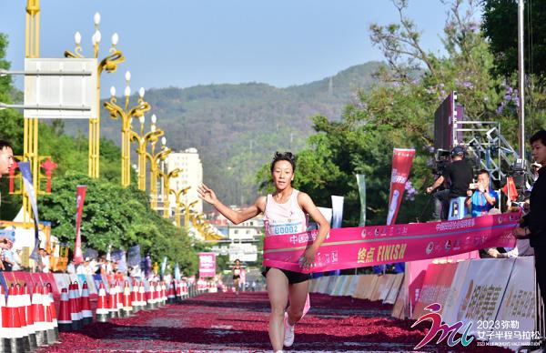  “缘起弥勒·跑出美丽”2023弥勒·女子半程马拉松浪漫开跑