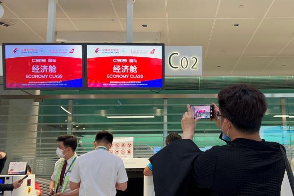 “飞出安全、飞出志气、飞出品牌、飞出效益”中国东方航空开启C919飞机首次商业飞行