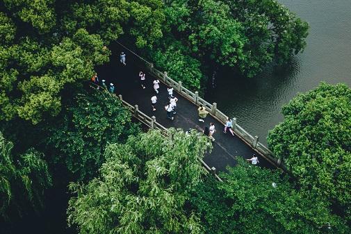  一城诗画，一路风景 2023首届杭州女子半程马拉松绚丽开赛