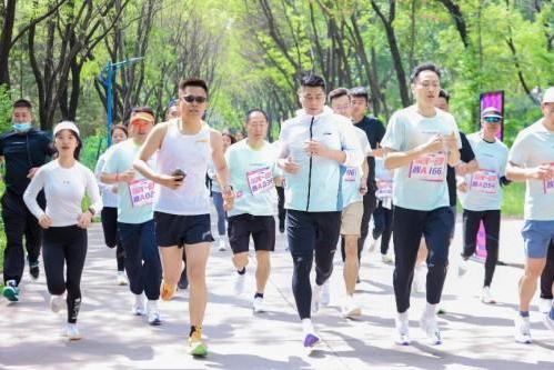 谌龙、傅海峰、张楠、刘诗雯䨻力加持李宁「与冠军一起跑」计划