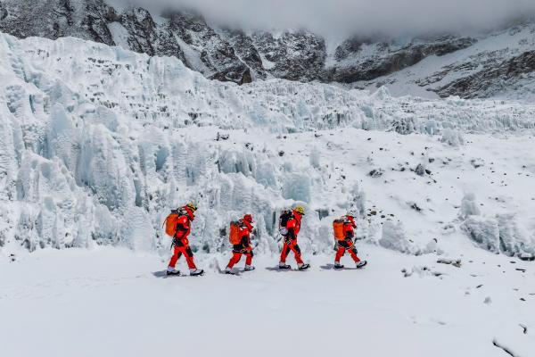  飞跃珠峰勇攀新高 波司登连续26年助力中国登峰事业