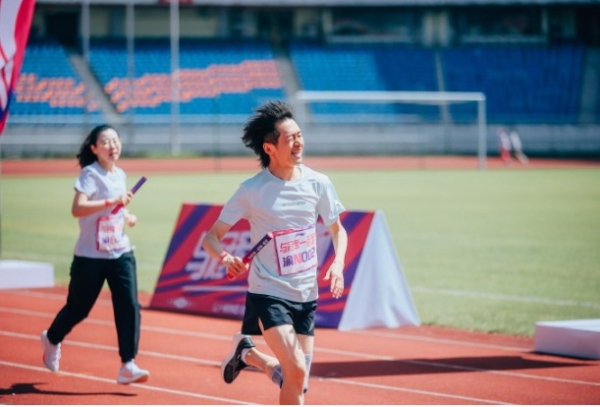 深一度｜和奥运冠军一起奔跑，中国体育品牌和跑友一路成长