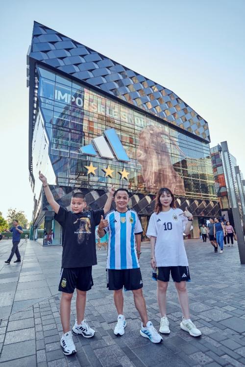 阿根廷中国行友谊赛圆满落幕，巨型G.O.A.T亮相阿迪达斯北京三里屯全球旗舰店