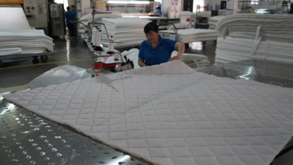趣睡科技“走进8H床垫工厂”活动，拉近消费者距离