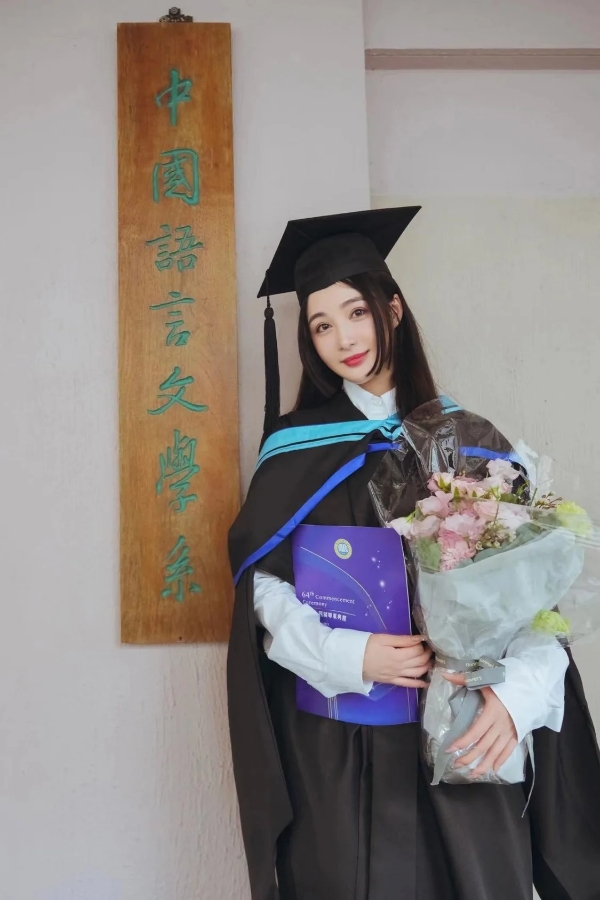  孙嘉璐浸大毕业获得硕士学位，一个小动作暴露了她的激动心情