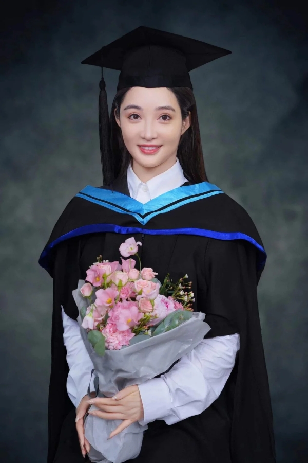  孙嘉璐浸大毕业获得硕士学位，一个小动作暴露了她的激动心情