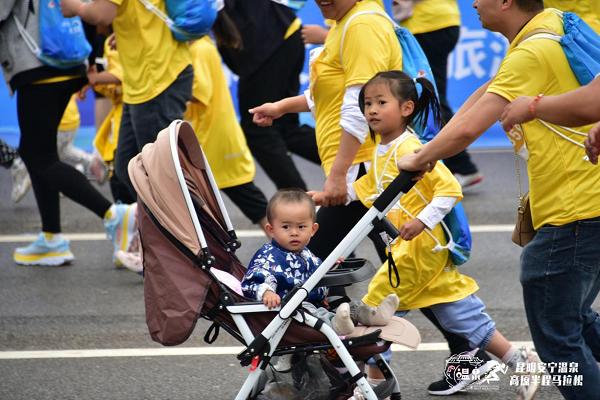  最激情马拉松！昆明安宁近1.5万人激情角逐，上演绿色之跑！