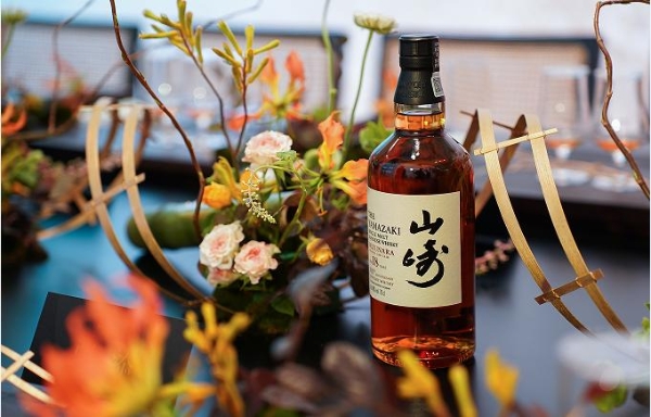   At this moment, Suntory always appreciates the century-old brilliance of the Suntory family