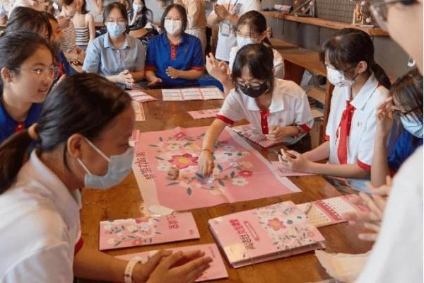 高洁丝携手中国光华科技基金会，共同升级“女生不简单”经期教育项目