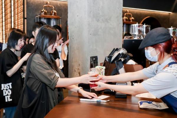瑞幸咖啡第10000家在厦门开业 成为中国首家“万店”规模连锁咖啡品牌