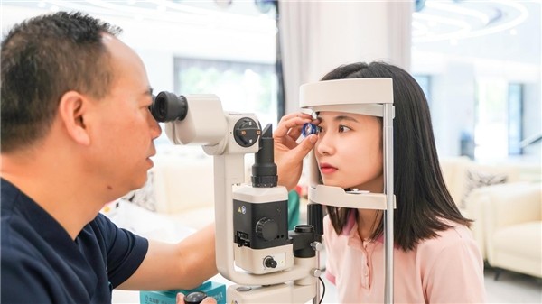 星辉眼科汪辉教授提醒：高度近视患者需警惕这几种致盲眼病 