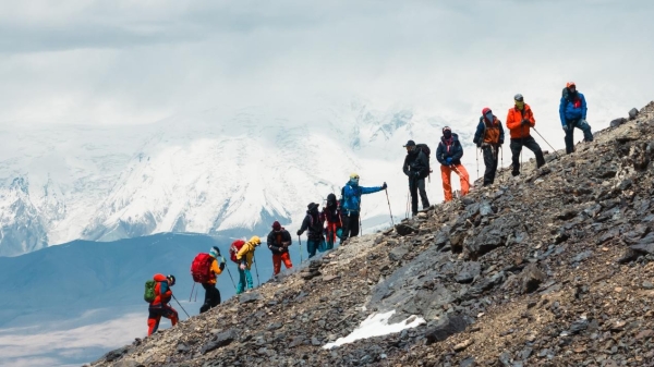 攀登者张京成功完成慕士塔格山峰7546米极限滑雪速降挑战 