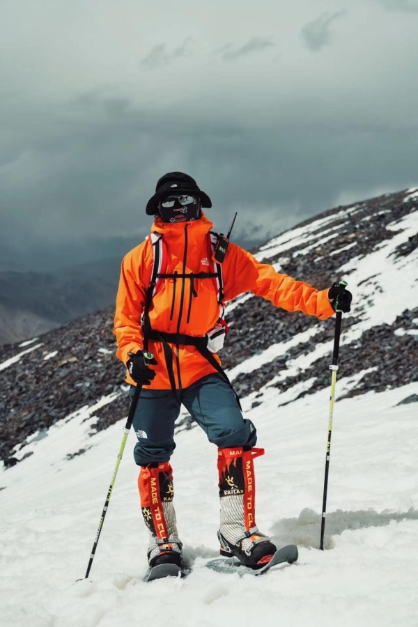 攀登者张京成功完成慕士塔格山峰7546米极限滑雪速降挑战 