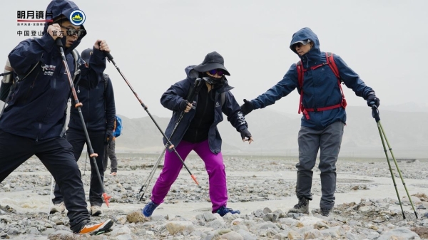  明月镜片携手中国登山队，成功挑战玉珠峰