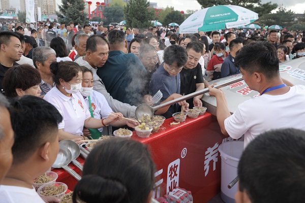 在固阳 千人搓莜面获大世界基尼斯认证