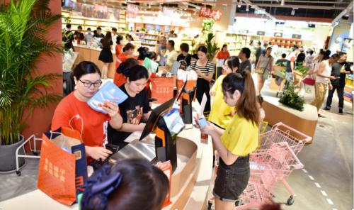 良品铺子探索打造超千平“大店模式” 引领休闲食品行业模式升级 