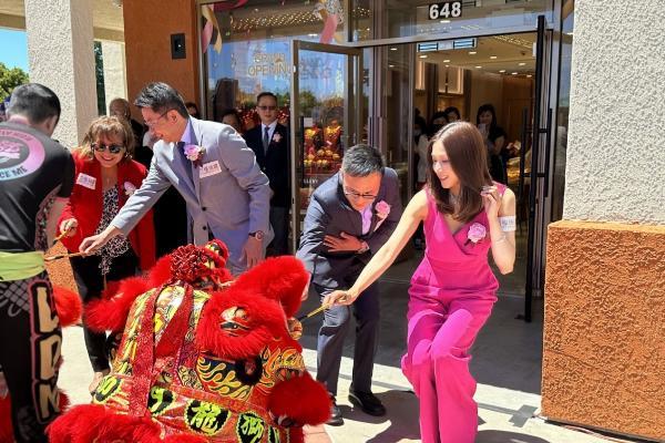  著名演员及歌手钟嘉欣女士专诚前往六福珠宝美国新店主持开幕仪式