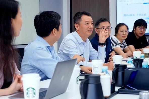 腾讯集团副总裁钟翔平一行到访福佑卡车，交流行业大模型和自动驾驶在物流领域的场景应用