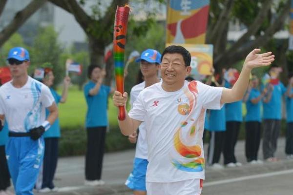 展现民企风采 白象食品姚忠良担任成都大运会火炬手