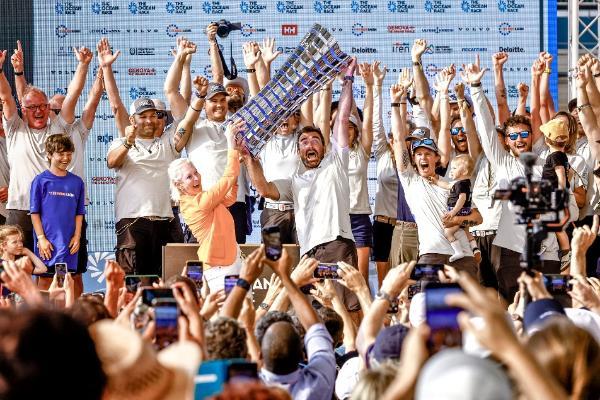  雅典表合作伙伴11小时帆船队问鼎第十四届世界环球帆船赛冠军！