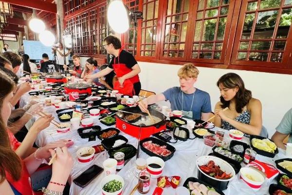 定制团餐引美国大学生称赞，海底捞持续探索外送服务新场景