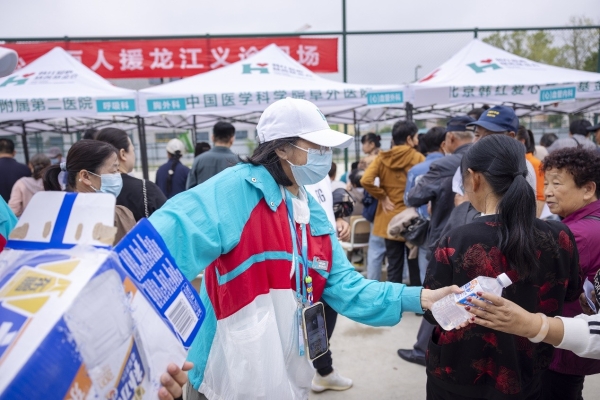 携手韩红基金会支持乡村医疗，东鹏饮料让爱更有能量 