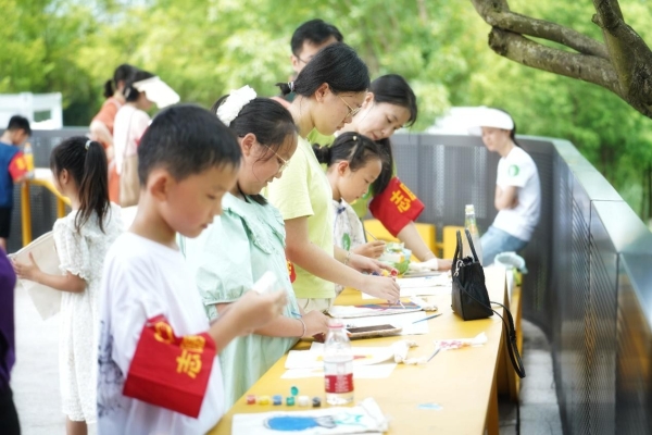 “马上Plogging·益起净滩公益行”由马上消费金融赞助，在重庆举办